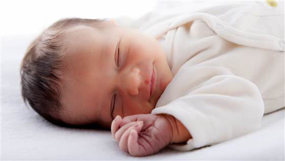 Chọn quần áo bằng chất liệu cotton sẽ giúp bé thoải mái và dễ chịu hơn