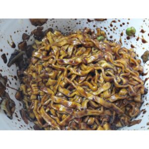 Mì xốt tương đen ly 70g