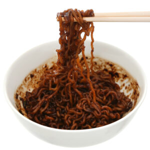 Mì tương đen Jin Ottogi vị bò gói 135g