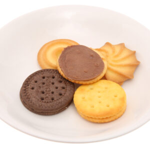 Bánh quy kẹp kem thập cẩm Cosy hộp thiếc 840g