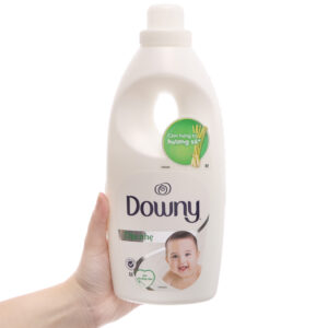 Nước xả Downy với những thành phần thiên nhiên, đảm bảo luôn dịu nhẹ cho làn da mỏng manh của bé nên là thương hiệu nước xả cho bé yêu thích của hàng ngàn người mẹ. Nước xả Downy dịu nhẹ hương sả chai 800ml với hương sả chanh thơm lừng, dễ chịu, làm mềm vải và lưu giữ hương thơm lâu dài